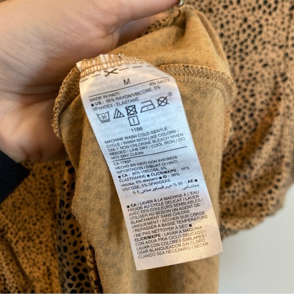 Old Navy Luxe V Neck Cheetah Print T Shirt Womens Medium - Picture 3 of 4